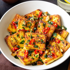 Tofu frito con pimientos.