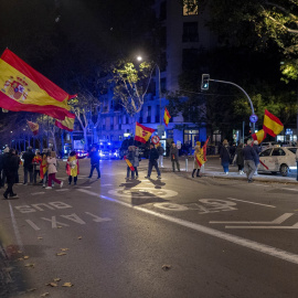 (Foto de ARCHIVO)Varias personas protestan contra el presidente del Gobierno, Pedro Sánchez, en la calle Ferraz, exhibiendo banderas españolas.