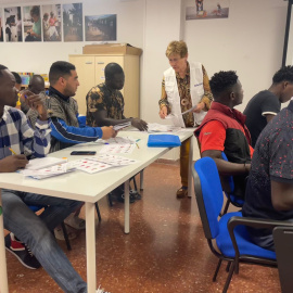 Varios migrantes en el centro de acogida de Burbáguena (Teruel)