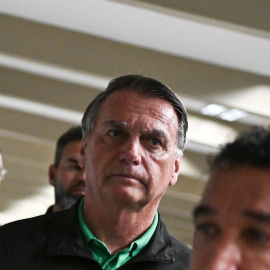 El expresidente de Brasil, Jair Bolsonaro, sale de una sesión solemne en el Senado Federal.