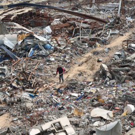 Un hombre entre los escombros de Gaza el 10 de febrero de 2025.
