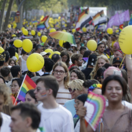 Desenes de milers de persones omplen la Gran Via durant la marxa del Pride Barcelona 2025.