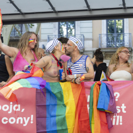Miles de personas participan en el centro de Barcelona en el desfile reivindicativo del orgullo Pride.