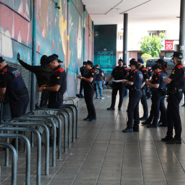 Agents dels Mossos d'Esquadra identificant diversos homes a l'estació d'autobusos de Tarragona en el marc de l'operació Kanpai contra els delinqüents multirincidents.