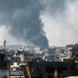 Humo en Ciudad de Gaza durante un bombardeo israelí el 6 de julio de 2025.