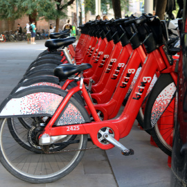 Una estació del Bicing totalment plena a l'avinguda de la Catedral de Barcelona.