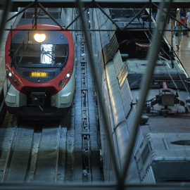 Foto de archivo de dos trenes en la estación de Atocha-Almudena Grandes.