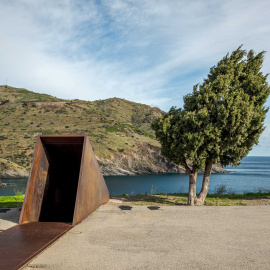 'Passatges', declarat Bé Cultural d’Interès Nacional l’any 2018, una obra inaugurada el 1994 dedicada a Walter Benjamin, creada pel reconegut escultor israelià Dani Karavan