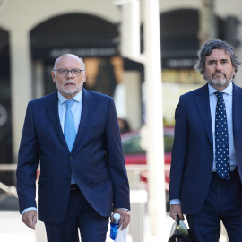 El ex director general de Carreteras, Javier Herrero (i), a su llegada a declarar como imputado por el ‘caso Koldo’ en la Audiencia Nacional (AN), a 21 de julio de 2025, en Madrid (España). El juez de la Audiencia Nacional ha citado a declarar como imputados por el ‘caso Koldo’ a la exdirectora de Adif, Isabel Pardo de Vera, y al exdirector general de Carreteras, Javier Herrero, después de que el Tribunal Supremo encontrara indicios de su participación en la presunta trama de adjudicaciones irregulares.Jesús Hellín / Europa Press21/7/2025