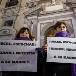 Un grupo de personas participan en una concentración a favor de Juana Rivas.