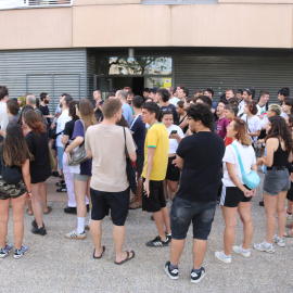 Alguns dels concentrats en el desnonament a la porta d'entrada del bloc a Girona