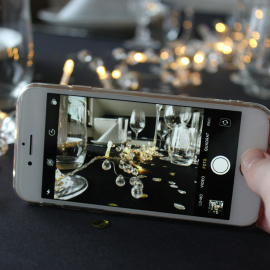 La mujer, mileurista, imitaba a los de arriba; pretendía aparentar una posición social diametralmente opuesta a la real.