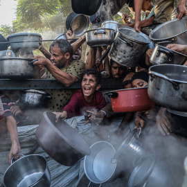 Foto de archivo. Palestinos desplazados esperan recibir comida en Gaza.