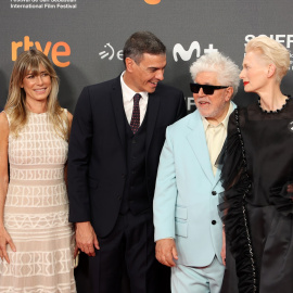 Pedro Almodóvar junto a Pedro Sánchez en el Festival de Cine de San Sebastián.