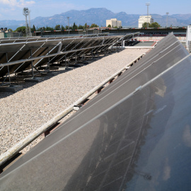 Imatge d'una instal·lació de plaques solars al poliesportiu de Tortosa