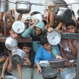 Los palestinos esperan el reparto de ayuda humanitaria en la ciudad de Gaza, Gaza, el 14 de julio de 2025.