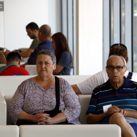 Usuaris a la sala d'espera a l'edifici de consultes externes de l'Hospital Arnau de Vilanova de Lleida