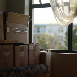 Cada rollo de precinto te recuerda que no eres de ninguna parte, que tu vida es tan superficial que cabe en seis maletas.