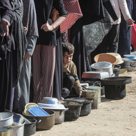 Foto de archivo de palestinos esperando la llegada de alimentos.