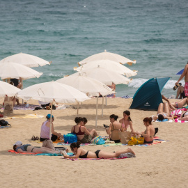 Bañistas durante la prohibición de fumar, en Barcelona.