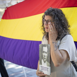 Familiar de un represaliado durante un acto memorialista en demanda de exhumar la fosa de Monumento, en Sevilla.