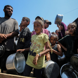 Una organización benéfica distribuye comidas calientes a los palestinos en la ciudad de Gaza, Gaza, el 22 de julio de 2025.