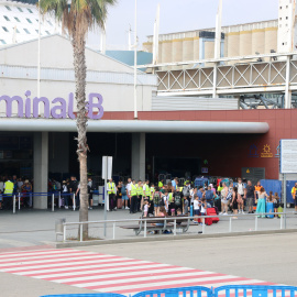 Turistes entrant a la terminal B de creuers del port de Barcelona, en una imatge d'arxiu