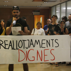 Un membre del Sindicat d'habitatge de Sants a la manifestació per exigir reallotjaments dignes