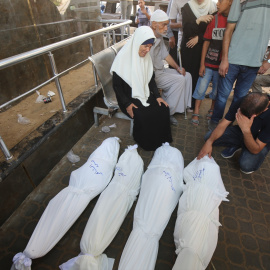 Gazatíes lloran el asesinato de sus familiares a manos de Israel, a 23 de julio de 2025.