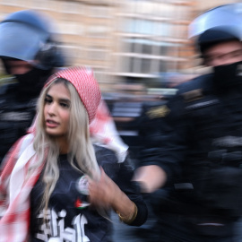 Una manifestante es detenida por un policía antidisturbios durante una concentración propalestina en Fráncfort el 14 de octubre de 2023