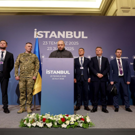 La delegación ucraniana en las negociaciones con Rusia que se celebran en Estambul atiende a los medios, a 23 de julio de 2025.