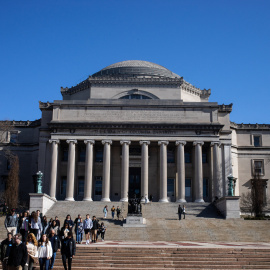 Foto de archivo de estudiantes en el campus de la Universidad de Columbia