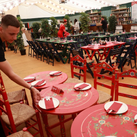 Un camarero, en la Feria de abril de Sevilla.