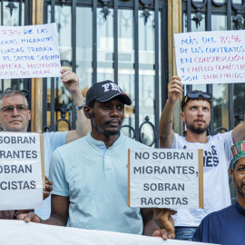 Asistentes a la concentración convocada este sábado en Zaragoza por el Movimiento Antirracista en la que han criticado los sucesos de Torre Pacheco.