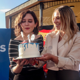 Fotografía de archivo de 2022 de Noelia Núñez, portavoz adjunta del PP en la Asamblea de Madrid, e Isabel Díaz Ayuso, soplando las velas de una tarta en Fuenlabrada.