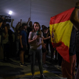 Imagen de archivo de una persona ondeando una bandera de España mientras increpa a periodistas en Torre Pacheco.