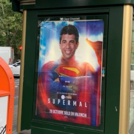 Cartel intervenido de 'Superman' con la cara de Carlos Mazón en València.
