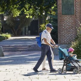 Unos abuelos con su nieta, en una imagen de archivo.