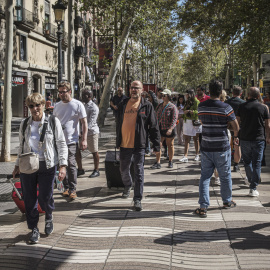 Turistes per la Rambla de Barcelona