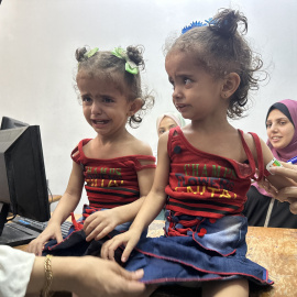 Dos niñas desnutridas por la falta de alimentos, en un hospital de Gaza.