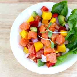 Ensalada de mango con salmón marinado.