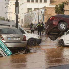 Vehículos destrozados tras el paso de la DANA por el barrio de La Torre de Valencia, a 30 de octubre de 2024.