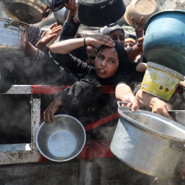 Palestinos esperando al reparto de comida, a 23 de julio de 2025, en la Franja de Gaza.