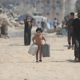 Los palestinos llenan bidones con camiones cisterna que llegan a la zona de la ciudad de Gaza.