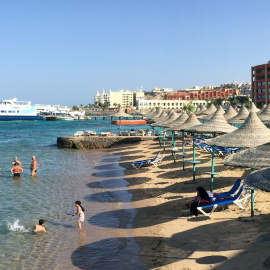 Turistas toman el sol cerca de varios hoteles. Foto de archivo
