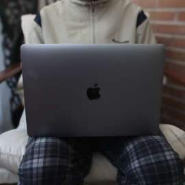 Una persona sujeta un portátil, a 11 de septiembre de 2024, en Madrid (España).