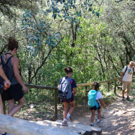 Un grup de persones baixen per un dels camins de Sadernes, 24 d'agost de 2023.
