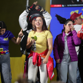 Varias personas celebran la victoria de la alcaldesa de Caracas, Carmen Meléndez, en las elecciones municipales del domingo en Venezuela.