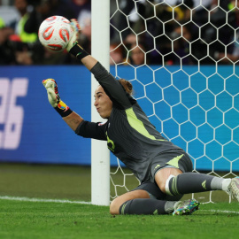 Parada de Cata Coll durante la final de la Eurocopa que enfrentó a España contra Inglaterra.