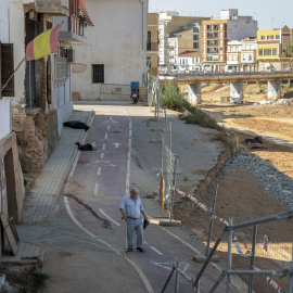 Una persona pasea junto el barranco del Poyo este lunes en Paiporta (València).